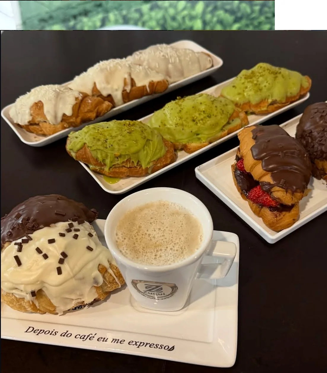 Café e croissants preparados no Zuqui